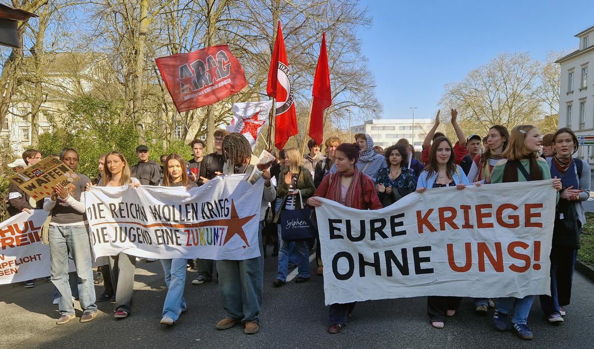 Sand ins Getriebe streuen - 5. März 2026, Essen, Frankfurt am Main, Hannes Kramer, Initiative Schulstreik gegen Wehrpflicht, Kassel, Lisa Alexander, Schulstreik - Blog, Aktion 20260305 125554 - Sand ins Getriebe streuen - 5. März 2026, Essen, Frankfurt am Main, Hannes Kramer, Initiative Schulstreik gegen Wehrpflicht, Kassel, Lisa Alexander, Schulstreik - Blog, Aktion