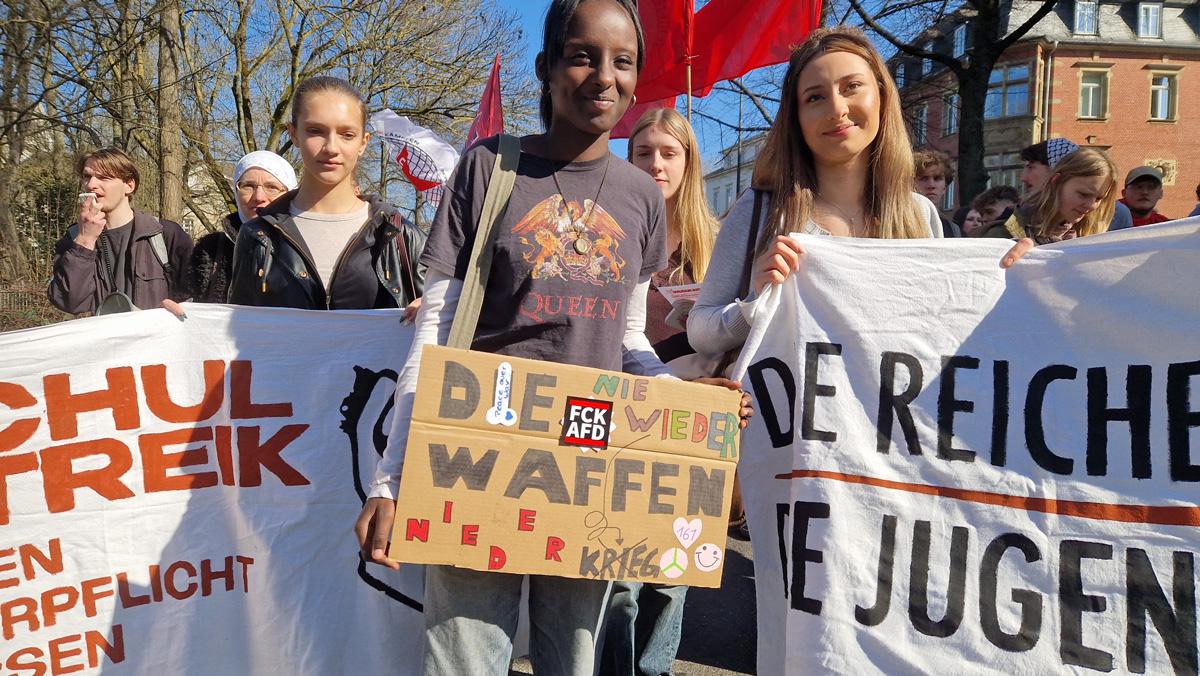 Sand ins Getriebe streuen - 5. März 2026, Essen, Frankfurt am Main, Hannes Kramer, Initiative Schulstreik gegen Wehrpflicht, Kassel, Lisa Alexander, Schulstreik - Blog, Aktion 20260305 125632 - Sand ins Getriebe streuen - 5. März 2026, Essen, Frankfurt am Main, Hannes Kramer, Initiative Schulstreik gegen Wehrpflicht, Kassel, Lisa Alexander, Schulstreik - Blog, Aktion