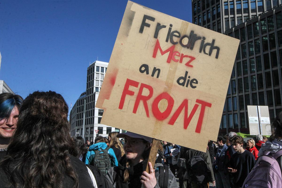 Sand ins Getriebe streuen - 5. März 2026, Essen, Frankfurt am Main, Hannes Kramer, Initiative Schulstreik gegen Wehrpflicht, Kassel, Lisa Alexander, Schulstreik - Blog, Aktion 24 IMG 6465 1 - Sand ins Getriebe streuen - 5. März 2026, Essen, Frankfurt am Main, Hannes Kramer, Initiative Schulstreik gegen Wehrpflicht, Kassel, Lisa Alexander, Schulstreik - Blog, Aktion