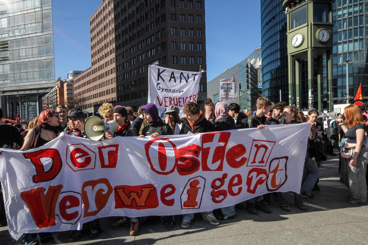 Sand ins Getriebe streuen - 5. März 2026, Essen, Frankfurt am Main, Hannes Kramer, Initiative Schulstreik gegen Wehrpflicht, Kassel, Lisa Alexander, Schulstreik - Blog, Aktion 27 IMG 6486 - Sand ins Getriebe streuen - 5. März 2026, Essen, Frankfurt am Main, Hannes Kramer, Initiative Schulstreik gegen Wehrpflicht, Kassel, Lisa Alexander, Schulstreik - Blog, Aktion