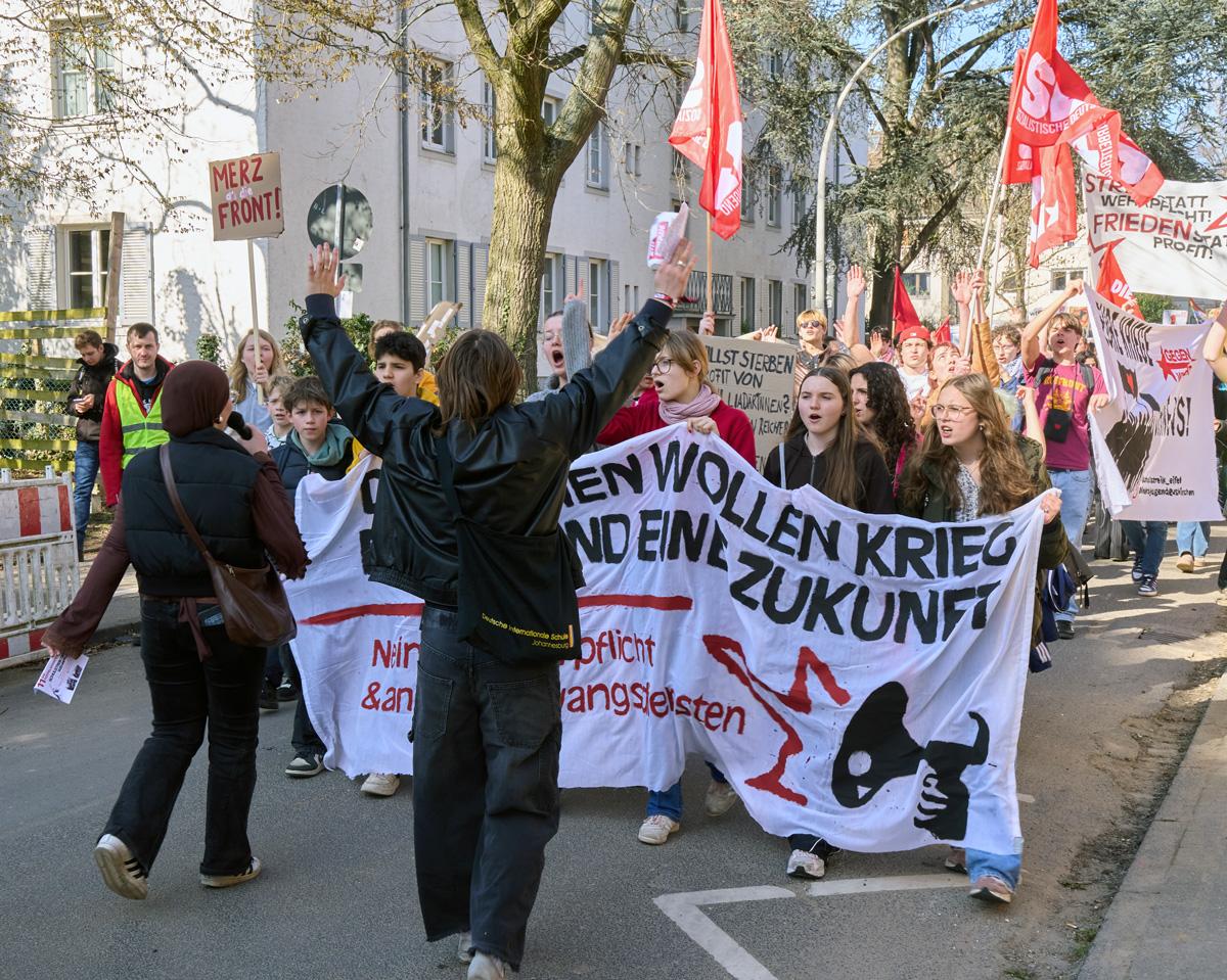 Sand ins Getriebe streuen - 5. März 2026, Essen, Frankfurt am Main, Hannes Kramer, Initiative Schulstreik gegen Wehrpflicht, Kassel, Lisa Alexander, Schulstreik - Blog, Aktion DSC02487 - Sand ins Getriebe streuen - 5. März 2026, Essen, Frankfurt am Main, Hannes Kramer, Initiative Schulstreik gegen Wehrpflicht, Kassel, Lisa Alexander, Schulstreik - Blog, Aktion