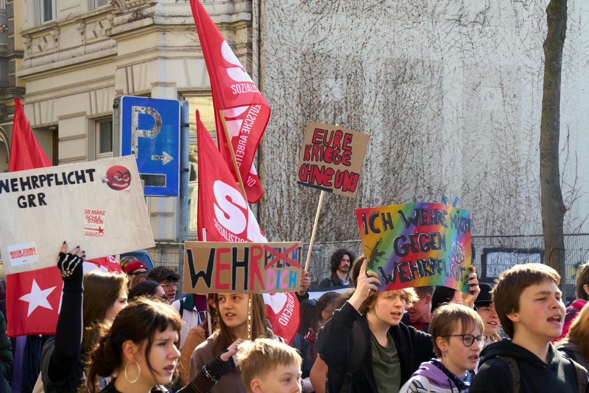 Sand ins Getriebe streuen - 5. März 2026, Essen, Frankfurt am Main, Hannes Kramer, Initiative Schulstreik gegen Wehrpflicht, Kassel, Lisa Alexander, Schulstreik - Blog, Aktion DSC02506 - Sand ins Getriebe streuen - 5. März 2026, Essen, Frankfurt am Main, Hannes Kramer, Initiative Schulstreik gegen Wehrpflicht, Kassel, Lisa Alexander, Schulstreik - Blog, Aktion