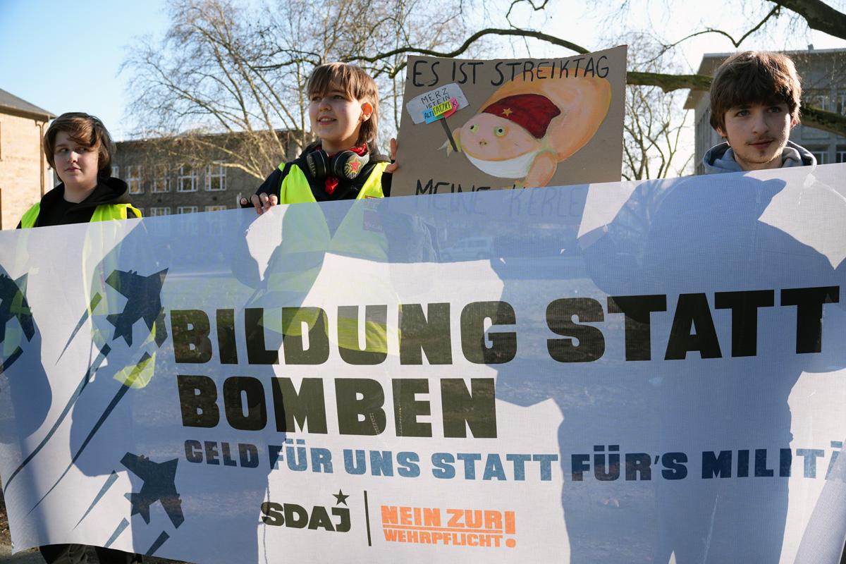 Sand ins Getriebe streuen - 5. März 2026, Essen, Frankfurt am Main, Hannes Kramer, Initiative Schulstreik gegen Wehrpflicht, Kassel, Lisa Alexander, Schulstreik - Blog, Aktion DSC05066 - Sand ins Getriebe streuen - 5. März 2026, Essen, Frankfurt am Main, Hannes Kramer, Initiative Schulstreik gegen Wehrpflicht, Kassel, Lisa Alexander, Schulstreik - Blog, Aktion