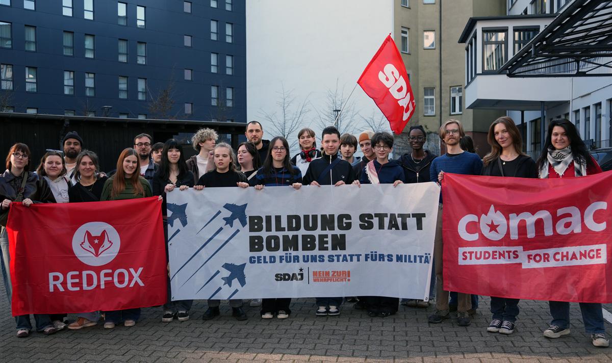 Sand ins Getriebe streuen - 5. März 2026, Essen, Frankfurt am Main, Hannes Kramer, Initiative Schulstreik gegen Wehrpflicht, Kassel, Lisa Alexander, Schulstreik - Blog, Aktion DSC05719 - Sand ins Getriebe streuen - 5. März 2026, Essen, Frankfurt am Main, Hannes Kramer, Initiative Schulstreik gegen Wehrpflicht, Kassel, Lisa Alexander, Schulstreik - Blog, Aktion