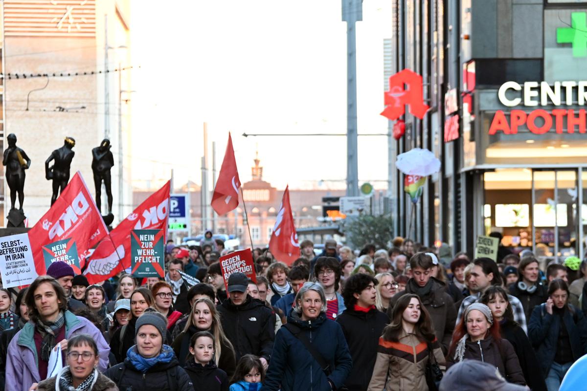 Sand ins Getriebe streuen - 5. März 2026, Essen, Frankfurt am Main, Hannes Kramer, Initiative Schulstreik gegen Wehrpflicht, Kassel, Lisa Alexander, Schulstreik - Blog, Aktion DSC 0434 - Sand ins Getriebe streuen - 5. März 2026, Essen, Frankfurt am Main, Hannes Kramer, Initiative Schulstreik gegen Wehrpflicht, Kassel, Lisa Alexander, Schulstreik - Blog, Aktion