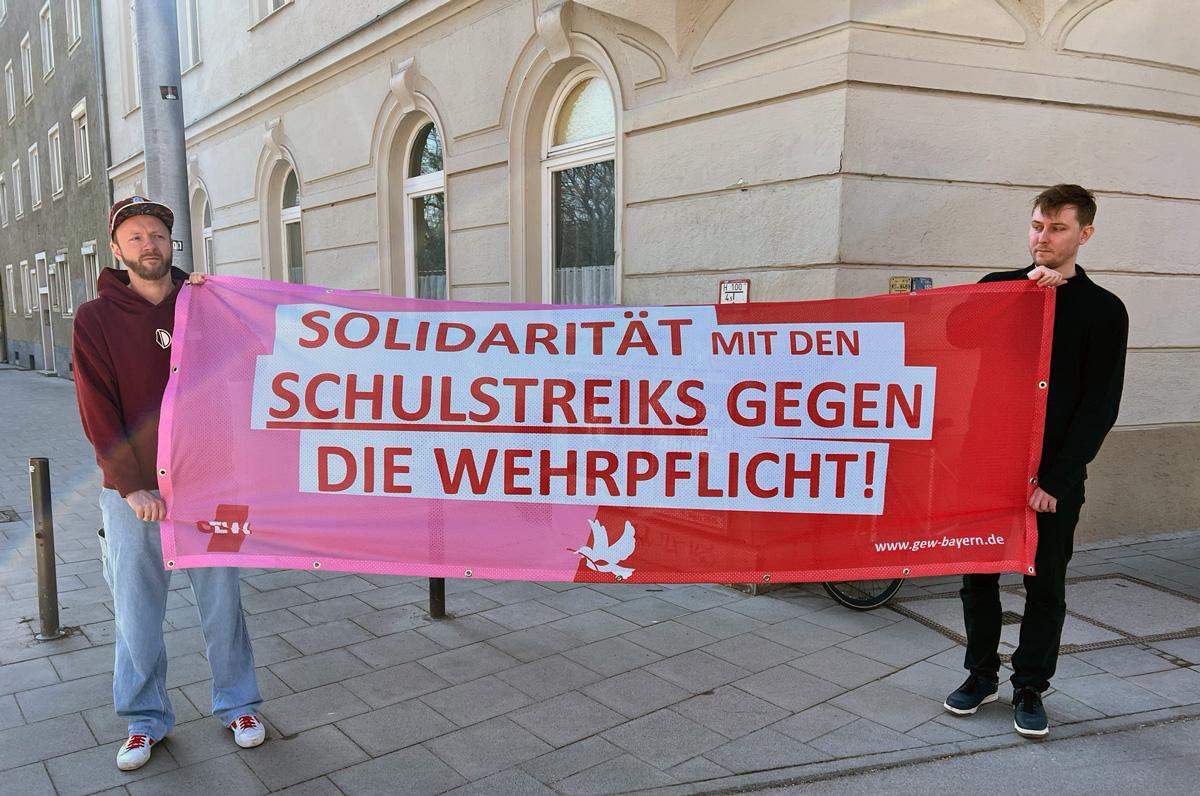 Sand ins Getriebe streuen - 5. März 2026, Essen, Frankfurt am Main, Hannes Kramer, Initiative Schulstreik gegen Wehrpflicht, Kassel, Lisa Alexander, Schulstreik - Blog, Aktion IMG 3624 - Sand ins Getriebe streuen - 5. März 2026, Essen, Frankfurt am Main, Hannes Kramer, Initiative Schulstreik gegen Wehrpflicht, Kassel, Lisa Alexander, Schulstreik - Blog, Aktion