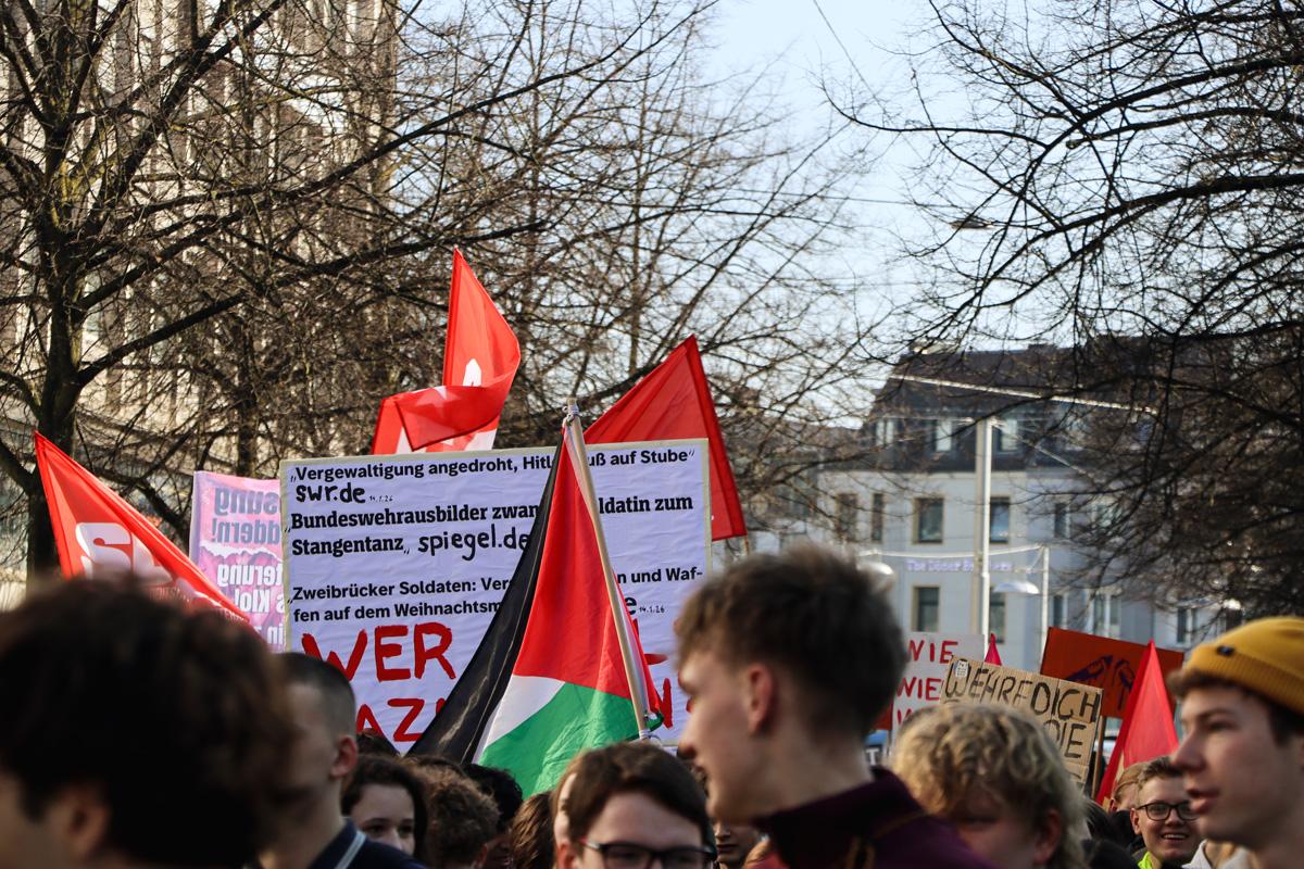 Sand ins Getriebe streuen - 5. März 2026, Essen, Frankfurt am Main, Hannes Kramer, Initiative Schulstreik gegen Wehrpflicht, Kassel, Lisa Alexander, Schulstreik - Blog, Aktion IMG 4906 - Sand ins Getriebe streuen - 5. März 2026, Essen, Frankfurt am Main, Hannes Kramer, Initiative Schulstreik gegen Wehrpflicht, Kassel, Lisa Alexander, Schulstreik - Blog, Aktion