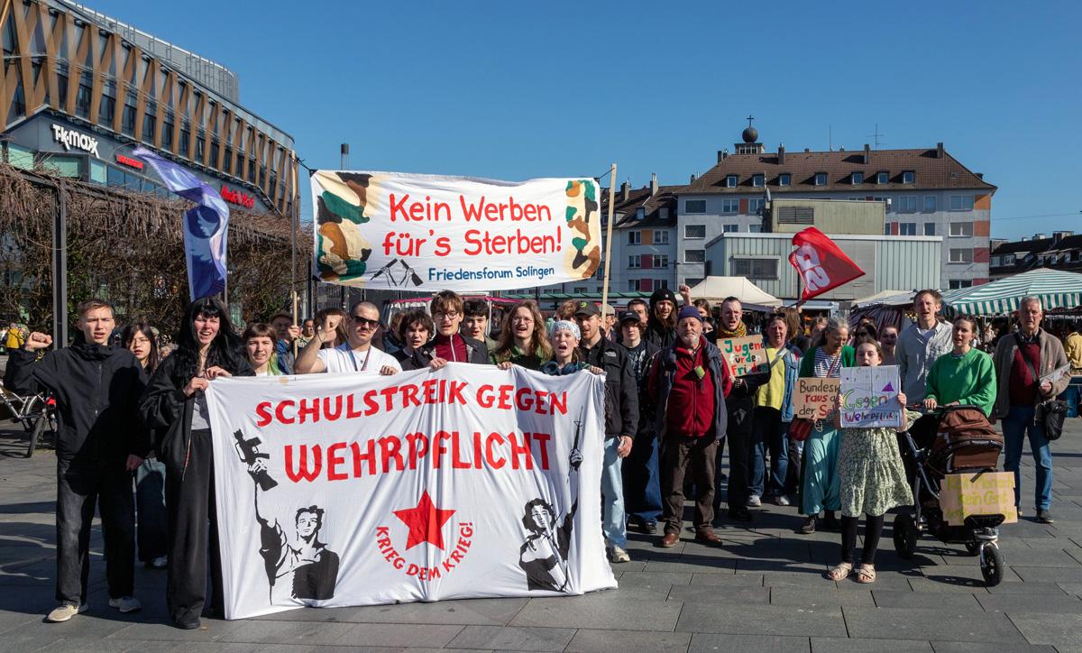 Sand ins Getriebe streuen - 5. März 2026, Essen, Frankfurt am Main, Hannes Kramer, Initiative Schulstreik gegen Wehrpflicht, Kassel, Lisa Alexander, Schulstreik - Blog, Aktion IMG 5949 - Sand ins Getriebe streuen - 5. März 2026, Essen, Frankfurt am Main, Hannes Kramer, Initiative Schulstreik gegen Wehrpflicht, Kassel, Lisa Alexander, Schulstreik - Blog, Aktion