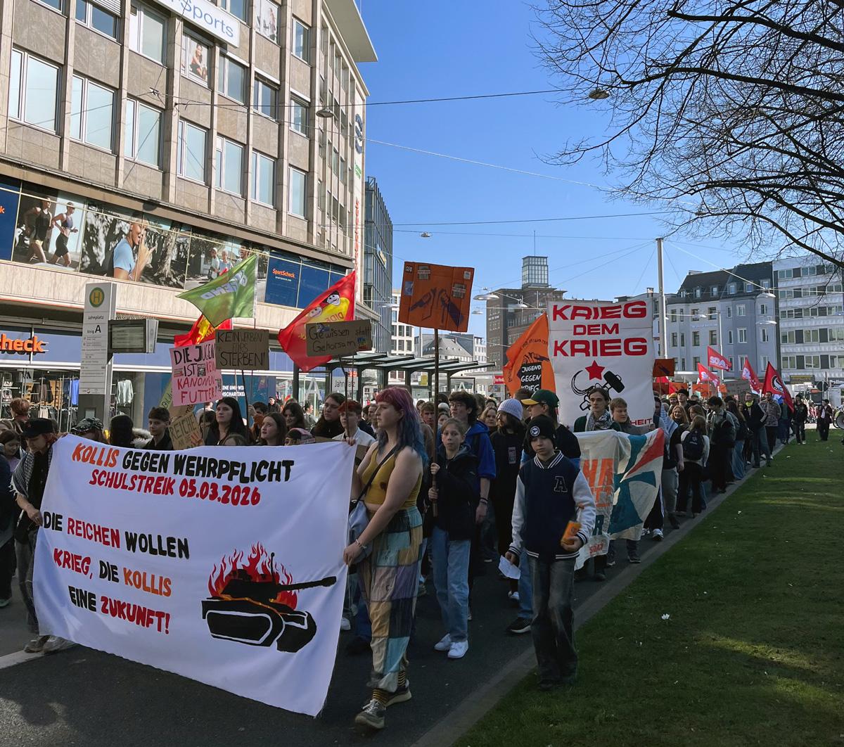 Sand ins Getriebe streuen - 5. März 2026, Essen, Frankfurt am Main, Hannes Kramer, Initiative Schulstreik gegen Wehrpflicht, Kassel, Lisa Alexander, Schulstreik - Blog, Aktion IMG 7521 - Sand ins Getriebe streuen - 5. März 2026, Essen, Frankfurt am Main, Hannes Kramer, Initiative Schulstreik gegen Wehrpflicht, Kassel, Lisa Alexander, Schulstreik - Blog, Aktion