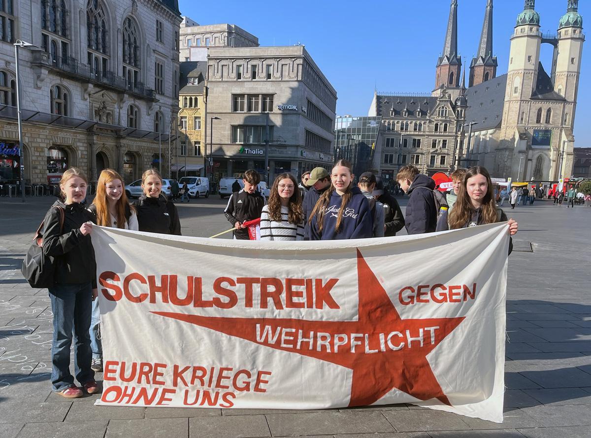 Sand ins Getriebe streuen - 5. März 2026, Essen, Frankfurt am Main, Hannes Kramer, Initiative Schulstreik gegen Wehrpflicht, Kassel, Lisa Alexander, Schulstreik - Blog, Aktion IMG 8272 - Sand ins Getriebe streuen - 5. März 2026, Essen, Frankfurt am Main, Hannes Kramer, Initiative Schulstreik gegen Wehrpflicht, Kassel, Lisa Alexander, Schulstreik - Blog, Aktion