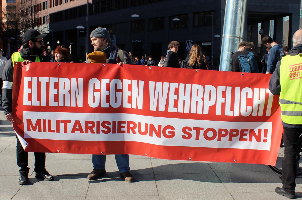 Sand ins Getriebe streuen - 5. März 2026, Essen, Frankfurt am Main, Hannes Kramer, Initiative Schulstreik gegen Wehrpflicht, Kassel, Lisa Alexander, Schulstreik - Blog, Aktion IMG 9358 - Sand ins Getriebe streuen - 5. März 2026, Essen, Frankfurt am Main, Hannes Kramer, Initiative Schulstreik gegen Wehrpflicht, Kassel, Lisa Alexander, Schulstreik - Blog, Aktion