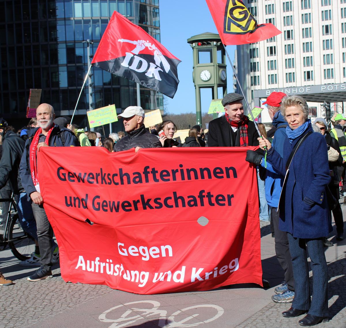 Sand ins Getriebe streuen - 5. März 2026, Essen, Frankfurt am Main, Hannes Kramer, Initiative Schulstreik gegen Wehrpflicht, Kassel, Lisa Alexander, Schulstreik - Blog, Aktion IMG 9380 - Sand ins Getriebe streuen - 5. März 2026, Essen, Frankfurt am Main, Hannes Kramer, Initiative Schulstreik gegen Wehrpflicht, Kassel, Lisa Alexander, Schulstreik - Blog, Aktion