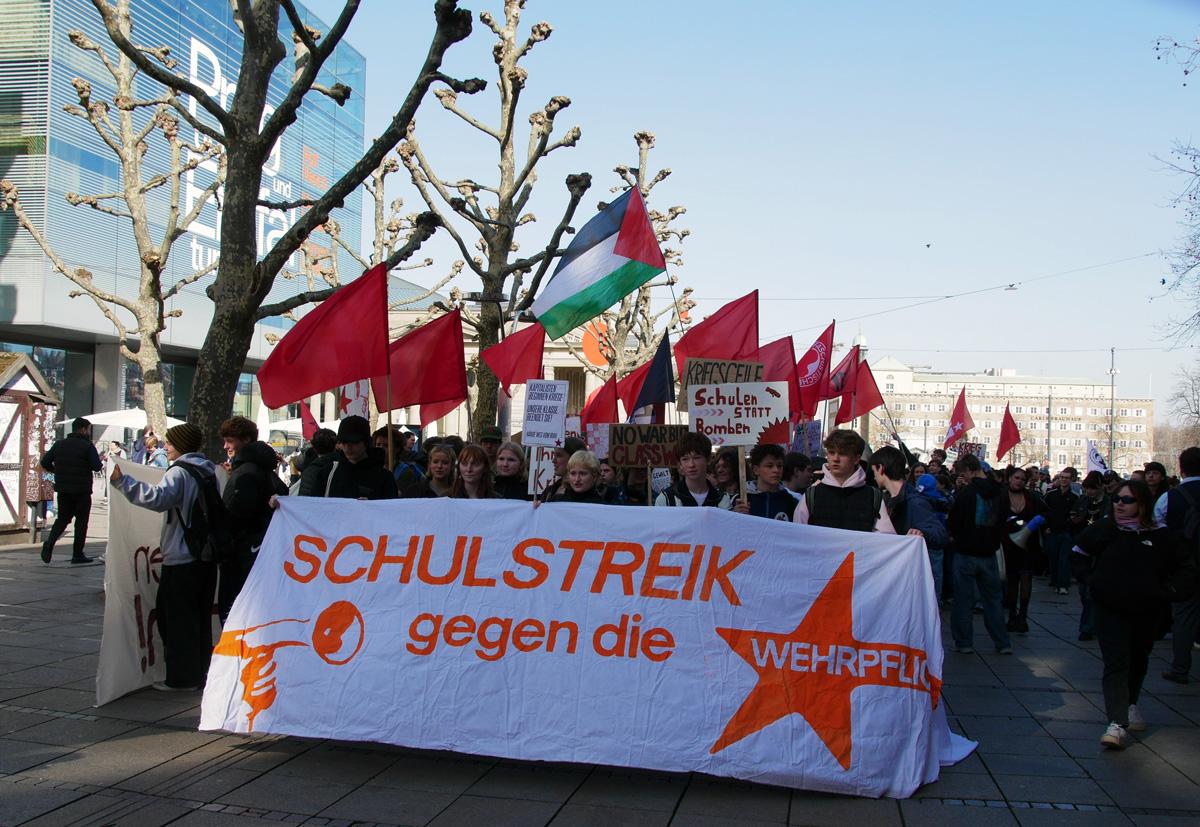 Sand ins Getriebe streuen - 5. März 2026, Essen, Frankfurt am Main, Hannes Kramer, Initiative Schulstreik gegen Wehrpflicht, Kassel, Lisa Alexander, Schulstreik - Blog, Aktion P1040580 - Sand ins Getriebe streuen - 5. März 2026, Essen, Frankfurt am Main, Hannes Kramer, Initiative Schulstreik gegen Wehrpflicht, Kassel, Lisa Alexander, Schulstreik - Blog, Aktion