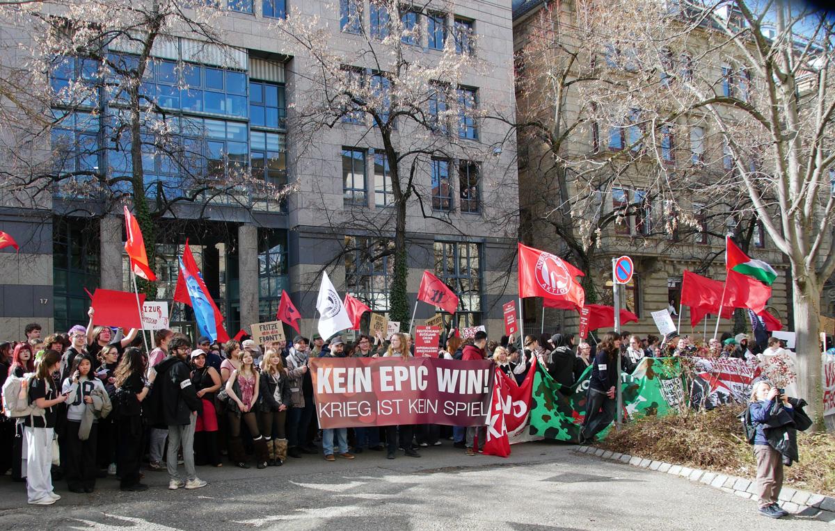 Sand ins Getriebe streuen - 5. März 2026, Essen, Frankfurt am Main, Hannes Kramer, Initiative Schulstreik gegen Wehrpflicht, Kassel, Lisa Alexander, Schulstreik - Blog, Aktion P1040652 - Sand ins Getriebe streuen - 5. März 2026, Essen, Frankfurt am Main, Hannes Kramer, Initiative Schulstreik gegen Wehrpflicht, Kassel, Lisa Alexander, Schulstreik - Blog, Aktion