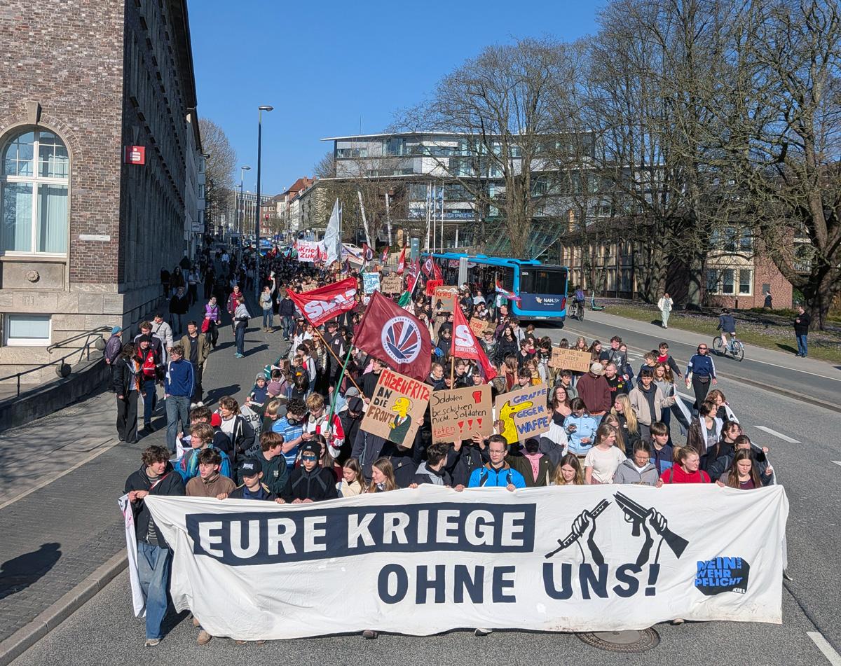 Sand ins Getriebe streuen - 5. März 2026, Essen, Frankfurt am Main, Hannes Kramer, Initiative Schulstreik gegen Wehrpflicht, Kassel, Lisa Alexander, Schulstreik - Blog, Aktion PXL 20260305 112446832 - Sand ins Getriebe streuen - 5. März 2026, Essen, Frankfurt am Main, Hannes Kramer, Initiative Schulstreik gegen Wehrpflicht, Kassel, Lisa Alexander, Schulstreik - Blog, Aktion