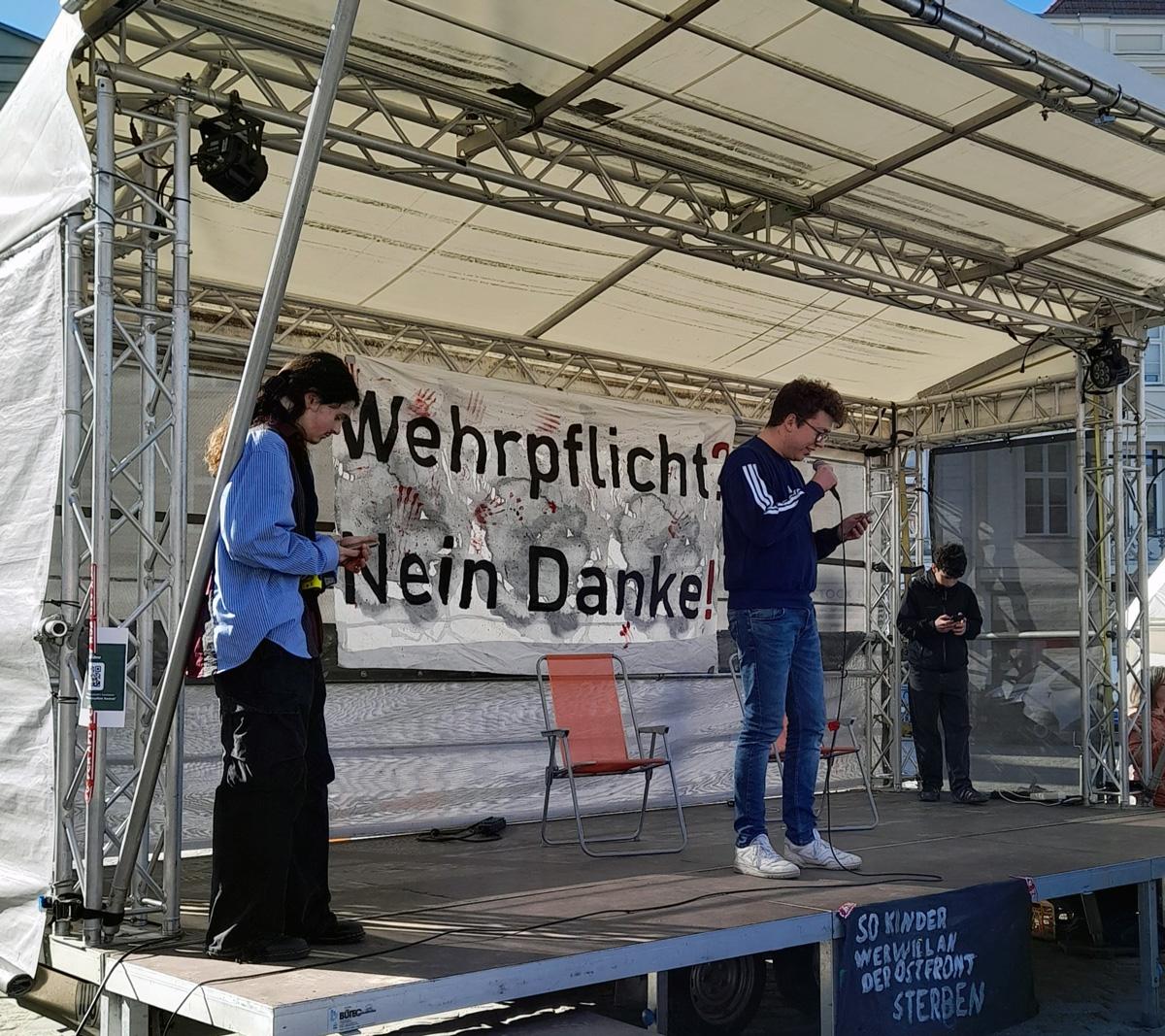 Sand ins Getriebe streuen - 5. März 2026, Essen, Frankfurt am Main, Hannes Kramer, Initiative Schulstreik gegen Wehrpflicht, Kassel, Lisa Alexander, Schulstreik - Blog, Aktion Schulstreik 5 - Sand ins Getriebe streuen - 5. März 2026, Essen, Frankfurt am Main, Hannes Kramer, Initiative Schulstreik gegen Wehrpflicht, Kassel, Lisa Alexander, Schulstreik - Blog, Aktion