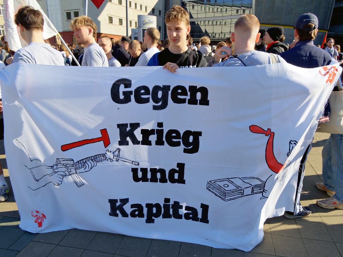 Sand ins Getriebe streuen - 5. März 2026, Essen, Frankfurt am Main, Hannes Kramer, Initiative Schulstreik gegen Wehrpflicht, Kassel, Lisa Alexander, Schulstreik - Blog, Aktion Schulstreik Wehrpflicht 020 - Sand ins Getriebe streuen - 5. März 2026, Essen, Frankfurt am Main, Hannes Kramer, Initiative Schulstreik gegen Wehrpflicht, Kassel, Lisa Alexander, Schulstreik - Blog, Aktion