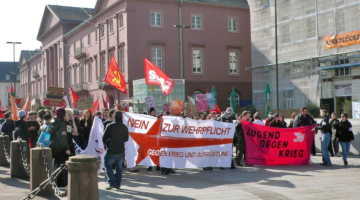 Sand ins Getriebe streuen - 5. März 2026, Essen, Frankfurt am Main, Hannes Kramer, Initiative Schulstreik gegen Wehrpflicht, Kassel, Lisa Alexander, Schulstreik - Blog, Aktion Schulstreik260305Karlsruhe3 - Sand ins Getriebe streuen - 5. März 2026, Essen, Frankfurt am Main, Hannes Kramer, Initiative Schulstreik gegen Wehrpflicht, Kassel, Lisa Alexander, Schulstreik - Blog, Aktion