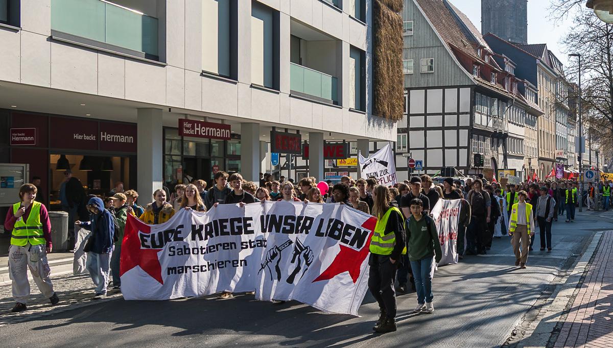 Sand ins Getriebe streuen - 5. März 2026, Essen, Frankfurt am Main, Hannes Kramer, Initiative Schulstreik gegen Wehrpflicht, Kassel, Lisa Alexander, Schulstreik - Blog, Aktion kpw photo 20260305 Schulstreik 094 gegen Wehrpflicht Goettingen - Sand ins Getriebe streuen - 5. März 2026, Essen, Frankfurt am Main, Hannes Kramer, Initiative Schulstreik gegen Wehrpflicht, Kassel, Lisa Alexander, Schulstreik - Blog, Aktion