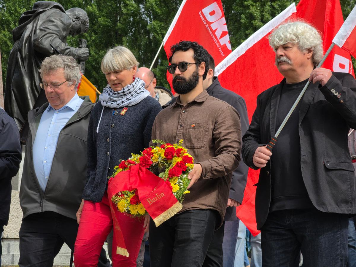 Die Erinnerung mahnt dringend - 8. Mai 2026, 9. Mai 2026, DKP, DKP Berlin, Geschichtsrevisionismus, Repression, SDAJ - Blog 20260509 105520 web - Die Erinnerung mahnt dringend - 8. Mai 2026, 9. Mai 2026, DKP, DKP Berlin, Geschichtsrevisionismus, Repression, SDAJ - Blog