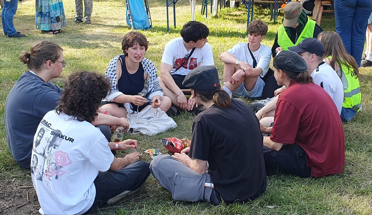 Unbeirrbar - Diskussionsrunden, Jugend gegen Wehrpflicht, Pfingstcamps, SDAJ - Aktion West kleine runde Richter - Unbeirrbar - Diskussionsrunden, Jugend gegen Wehrpflicht, Pfingstcamps, SDAJ - Aktion
