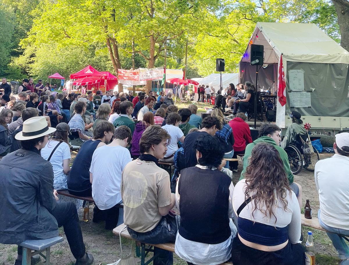 Unbeirrbar - Diskussionsrunden, Jugend gegen Wehrpflicht, Pfingstcamps, SDAJ - Aktion nord menge - Unbeirrbar - Diskussionsrunden, Jugend gegen Wehrpflicht, Pfingstcamps, SDAJ - Aktion