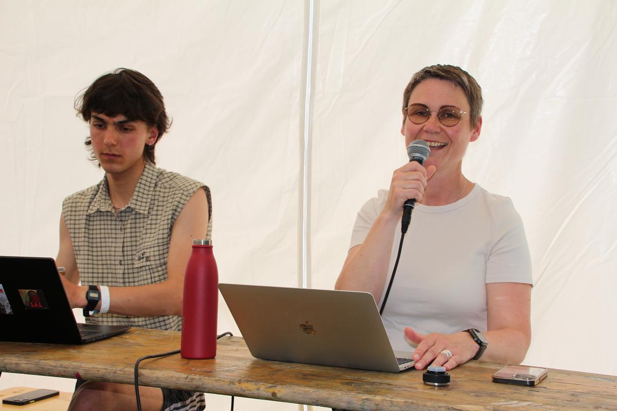 Unbeirrbar - Diskussionsrunden, Jugend gegen Wehrpflicht, Pfingstcamps, SDAJ - Aktion sued ulrike 2 - Unbeirrbar - Diskussionsrunden, Jugend gegen Wehrpflicht, Pfingstcamps, SDAJ - Aktion