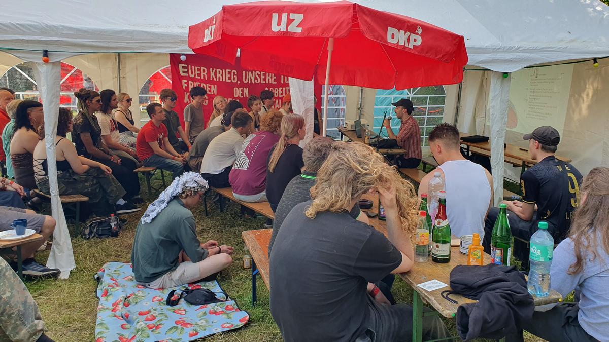 Unbeirrbar - Diskussionsrunden, Jugend gegen Wehrpflicht, Pfingstcamps, SDAJ - Aktion west zelt richter - Unbeirrbar - Diskussionsrunden, Jugend gegen Wehrpflicht, Pfingstcamps, SDAJ - Aktion