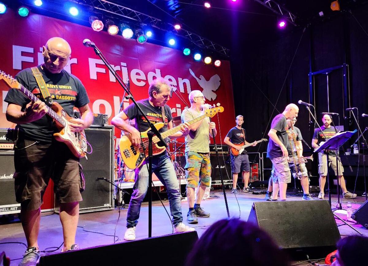 Fest der Solidarität - Banda Bassotti, Berlin, Booker Omole, Dietmar Dath, Friedensbewegung, Friedensfest, Gewerkschafter, Internationale Solidarität, Jörg Kronauer, Karin Leukefeld, SDAJ, Ulrike Eifler, UZ-Friedenstage 2026 - Aktion 251503 - Fest der Solidarität - Banda Bassotti, Berlin, Booker Omole, Dietmar Dath, Friedensbewegung, Friedensfest, Gewerkschafter, Internationale Solidarität, Jörg Kronauer, Karin Leukefeld, SDAJ, Ulrike Eifler, UZ-Friedenstage 2026 - Aktion