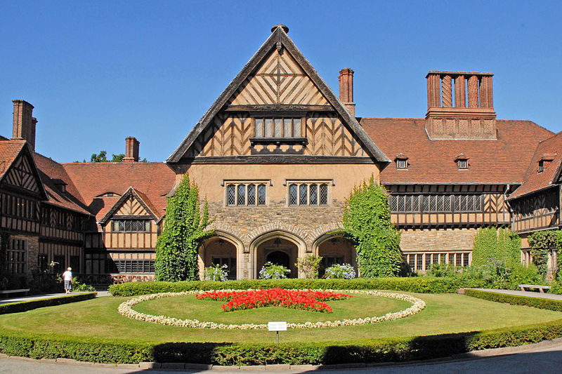 800px La cour intérieure du château de Cecilienhof Potsdam 2731361224 - AfD droht Brandenburgern mit „vollendeter Wende“ - - Blog