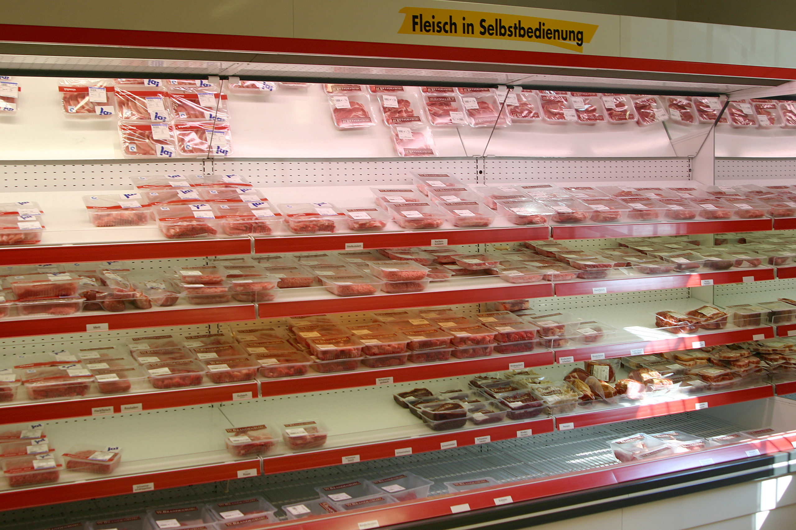 Fleischtheke supermarkt scaled - DKP zur Erhöhung der Mehrwertsteuer für Fleisch - - Blog