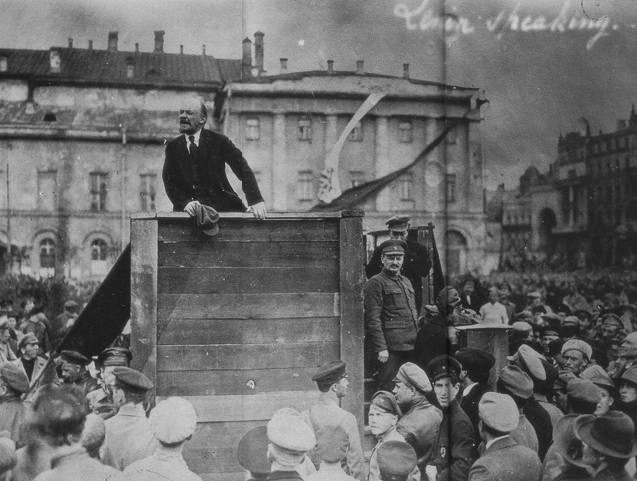 Lenin spricht in Moskau vor Soldaten