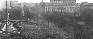 Weniger bekannt sind hierzulande die revolutionären Ereignisse in Österreich im November 1918. Hans Hautmann geht in seinem Beitrag ausführlich darauf ein. Das Bild zeigt die Ausrufung der Republik Deutschösterreich am 12. November 1918 (Foto: unbekannt/gemeinfrei)