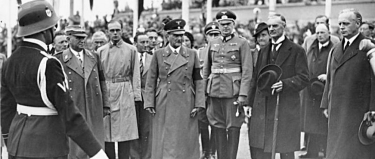 Die Abreise der ausländischen Staatsmänner von München. Rechts Reichsaussenminister von Ribbentrop, Mitte Reichsstatthalter Ritter von Epp, links der bayerische Ministerpräsident Siebert (30.9.1938) (Foto: Bundesarchiv, Bild 183-H13013 / CC-BY-SA 3.0)