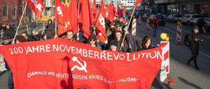 In Kiel gingen die DKP und Bündnispartner auf die Straße, um an die revolutionären Matrosen, Soldaten, Arbeiterinnen und Arbeiter zu erinnern, die die Errungenschaften der Novemberrevolution vor 100 Jahren erkämpften. (Foto: Ulf Stephan / r-medieabase.eu)