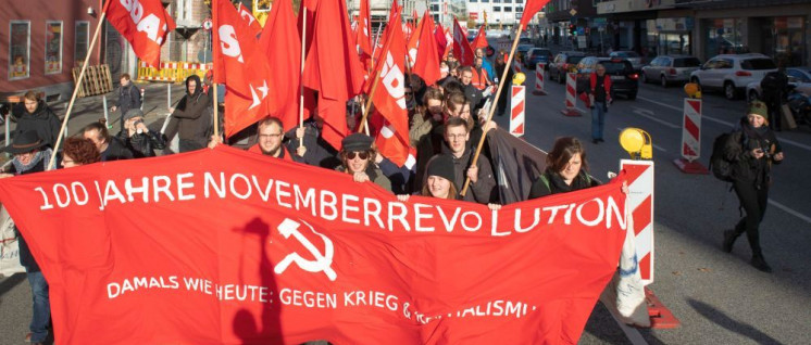 In Kiel gingen die DKP und Bündnispartner auf die Straße, um an die revolutionären Matrosen, Soldaten, Arbeiterinnen und Arbeiter zu erinnern, die die Errungenschaften der Novemberrevolution vor 100 Jahren erkämpften. (Foto: Ulf Stephan / r-medieabase.eu)