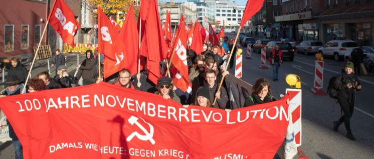 In Kiel gingen die DKP und Bündnispartner auf die Straße, um an die revolutionären Matrosen, Soldaten, Arbeiterinnen und Arbeiter zu erinnern, die die Errungenschaften der Novemberrevolution vor 100 Jahren erkämpften. (Foto: Ulf Stephan / r-medieabase.eu)