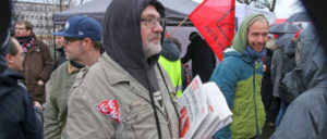 Auch bei Kälte und widrigen Wetterverhältnissen wird die UZ angeboten, wie hier auf der LLL-Demo in Berlin (Foto: Peter Köster)