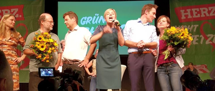 Bündnis 90/Die Grünen sind zweitstärkste Kraft in Bayern und feiern das. (Foto: [url=https://commons.wikimedia.org/wiki/File:LTW18_Gr%C3%BCne_Wahlparty2.jpg?uselang=de]Wikiolo[/url])