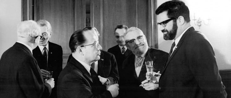 Konrad Wolf (r.) beim Empfang zum 20-Jährigen Bestehen der Akademie der Künste der DDR (Foto: Klaus Franke/Bundesarchiv)