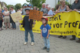 Protest gegen den Kuschelkurs der neuen Mehrheit zu Beginn der Stadtverordnetenversammlung am 12 Juni.