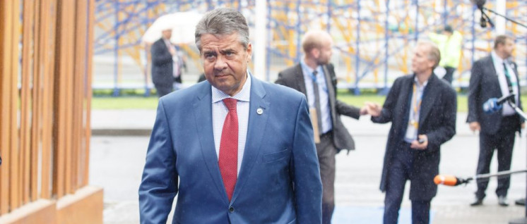 Außenminister Sigmar Gabriel zieht im Interesse des deutschen Monopolkapitals die Strippen im Spiel aus Konkurrenz und Kooperation. (Foto: [url=https://www.flickr.com/photos/eu2017ee/36247208634]EU2017EE Estonian Presidency[/url])