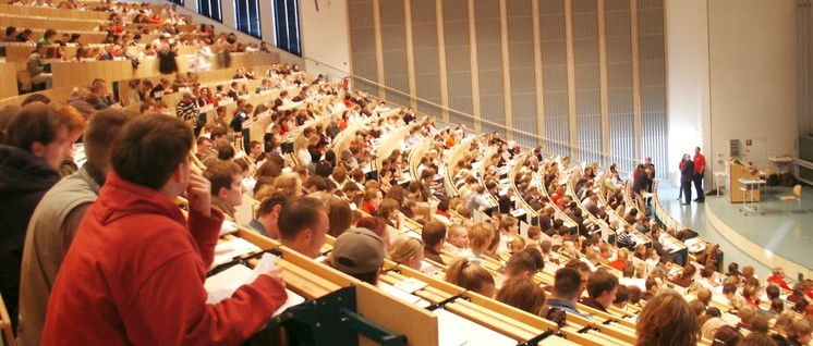 Überfüllt und überlastet: nur als Beispiel ein Hörsaal in Cottbus im „Normalzustand“ (Foto: [url=https://commons.wikimedia.org/wiki/File:Cottbus_University_Audimax.jpg]Sane/Wikimedia Commons[/url])