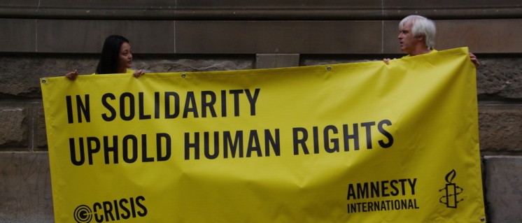 Für die Organisation „Amnesty International“ ist entscheidend, dass zum richtigen Zeitpunkt möglichst drastische Forderungen erhoben werden. (Foto: [url=https://www.flickr.com/photos/cascade_of_rant/5437953172] Richard Potts[/url])