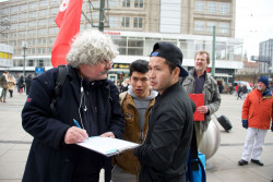Unterschriftenaktion der DKP in Berlin