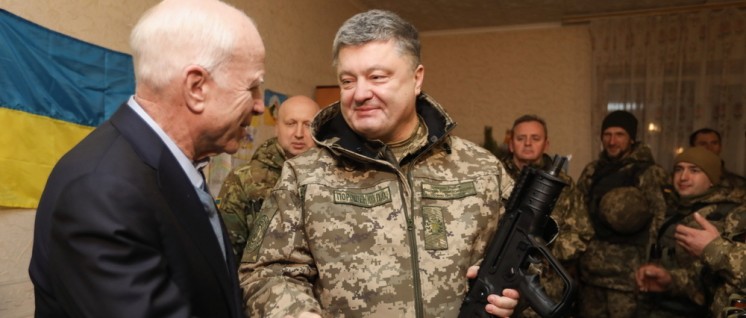 Frontbesuch des ukrainischen Präsidenten Poroschenko (bewaffnet) zusammen mit US-Senator John McCain (Foto: The Presidential Administration of Ukraine)