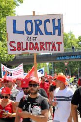 Solidarität im gemeinsamen Kampf: Gewerkschafter von Bosch unterstützten die Kolleginnen und Kollegen bei Mahle.