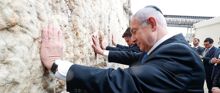 Hat sich seine Freunde schon immer gern rechts außen gesucht: Benjamin Netanjahu, hier mit dem faschistischen Präsident Brasiliens, Jair Bolsonaro, an der Klagemauer in Jerusalem (Foto: Alan Santos/PR)