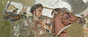 Alexander im Schlachtgetümmel, Detail der berühmten „Alexanderschlacht“ (Mosaik, Pompeji, ca. 150–100 v.u.Z.) (Foto: [url=https://de.wikipedia.org/wiki/Alexander_der_Gro%C3%9Fe#/media/File:Alexander_and_Bucephalus_-_Battle_of_Issus_mosaic_-_Museo_Archeologico_Nazionale_-_Naples_BW.jpg]Berthold Werner[/url])