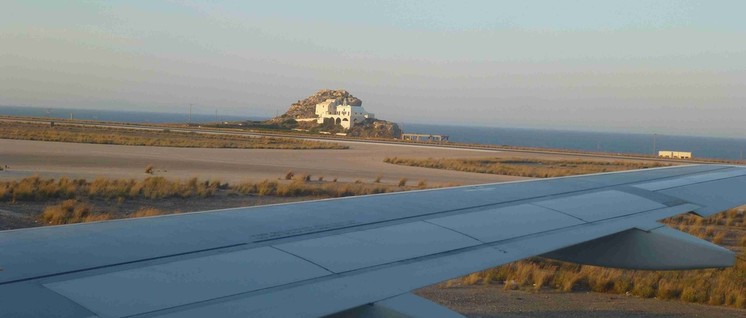 Ausblick auf Ausverkauf: Auch der Flughafen von Santorini gehört nun der Fraport. (Foto: Bettina Ohnesorge)